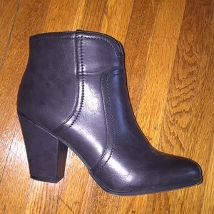 High heels black boots